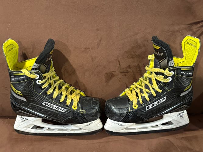 Bauer Supreme Hockey Skates Regular Width Size 1.5 (Used)