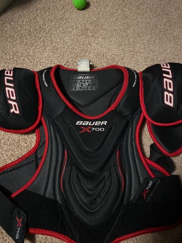Men's Medium Senior Bauer X Shoulder Pads (Used)