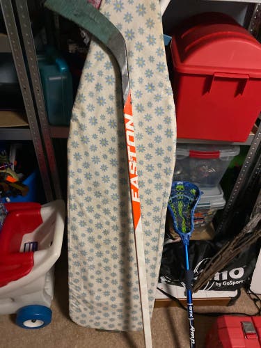 Intermediate Easton Mako Right Handed Hockey Stick P28 (Used)