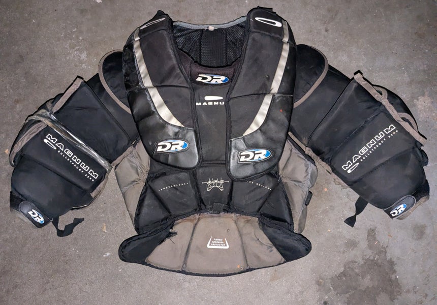 Medium DR Magnum Bulletproof 2500 Goalie Chest Protector (Used)