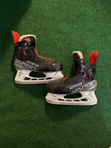 Intermediate Bauer Vapor X3.7 Hockey Skates (Regular) Size 4.5 (Used)