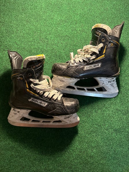 Senior Bauer Supreme 2S Hockey Skates (Regular) Size 8 (Used)