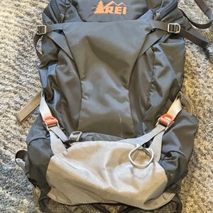 REI Traverse 28 Pack Gray Hiking Back Pack Mens Medium