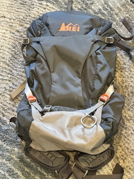 REI Traverse 28 Pack Gray Hiking Back Pack Mens Medium