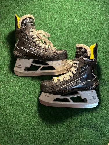 Intermediate Bauer Supreme Ignite Pro+ Hockey Skates (Fit 2) Size 6 (Used)