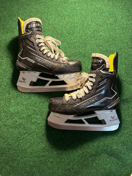 Intermediate Bauer Supreme Ignite Pro+ Hockey Skates (Fit 2) Size 6 (Used)