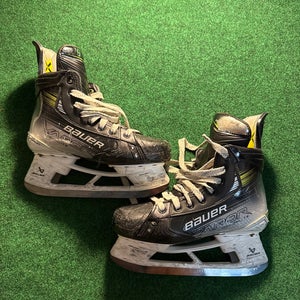 Intermediate Bauer Vapor Hyperlite 2 Hockey Skates Pro Stock Size 5 (Used) MADE IN CANADA