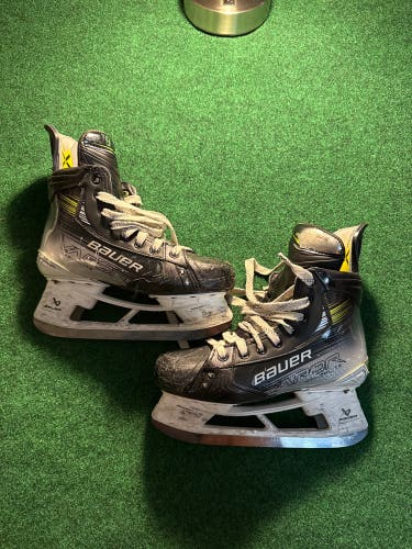 Intermediate Bauer Vapor Hyperlite 2 Hockey Skates Pro Stock Size 5 (Used) MADE IN CANADA
