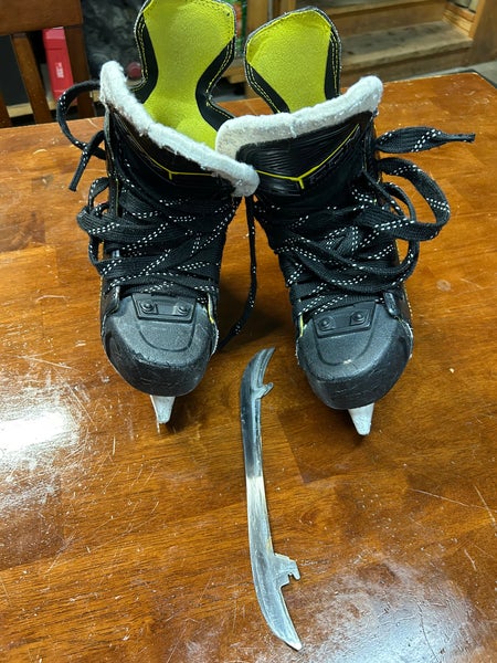 CCM Super Tacks 9370 Hockey Skates Regular Width Size 2 (Used)