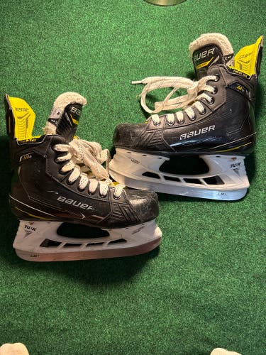 Intermediate Bauer Supreme M4 Hockey Skates (Regular) Size 4 (Used)
