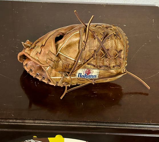Nokona AMG 100 RH Baseball Glove 11" (Used)
