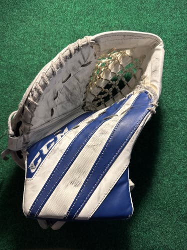 White & Blue Youth CCM Extreme Flex E5.5 Goalie Glove Full Right (Used)