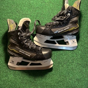 Junior Bauer Supreme Ignite Pro+ Hockey Skates (Regular) Size 2 (Like New)