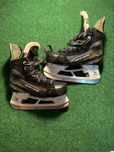Junior Bauer Supreme Ignite Pro+ Hockey Skates (Regular) Size 2 (Like New)