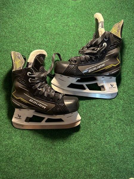 Junior Bauer Supreme Ignite Pro+ Hockey Skates (Regular) Size 2 (Like New)