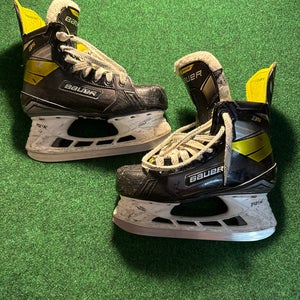 Intermediate Bauer Supreme 3S Hockey Skates (Regular) Size 4 (Used)