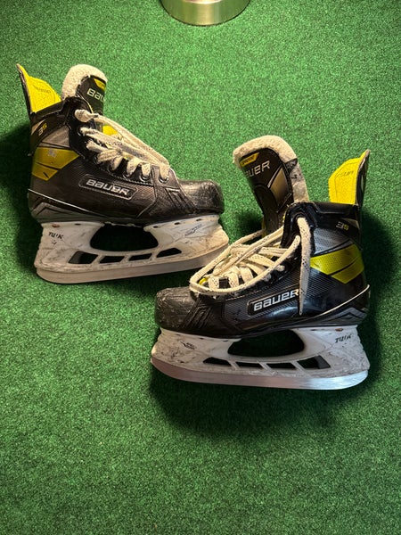 Intermediate Bauer Supreme 3S Hockey Skates (Regular) Size 4 (Used)