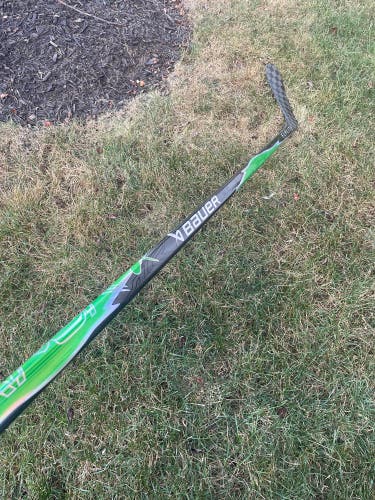 Intermediate Bauer Vapor FlyLite Left Hand Hockey Stick P92 (New)