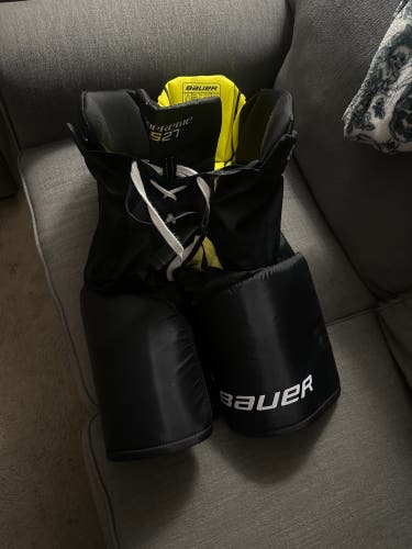 Almost New Senior Bauer Supreme S27 Hockey Pants