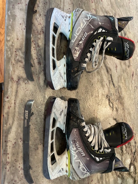 Bauer Vapor Hyperlite Hockey Skates Size 5 (Used)