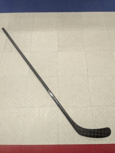 Intermediate Bauer Hyperlite 2 Right Handed Hockey Stick, P92 Curve, 65 Flex, Black, S23(New)