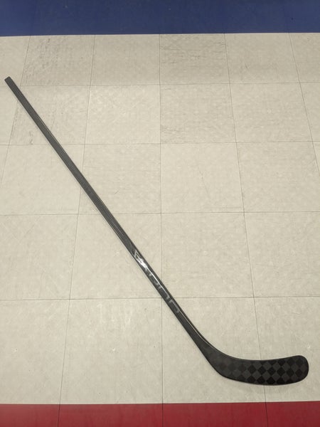 Intermediate Bauer Hyperlite 2 Right Handed Hockey Stick, P92 Curve, 65 Flex, Black, S23(New)