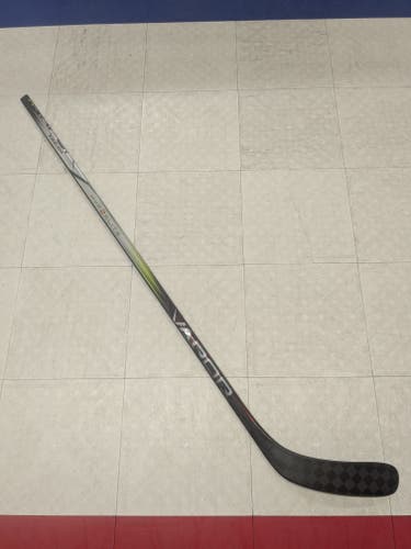 Junior Bauer Vapor Hyperlite 2 Hockey Stick, Right Hand, P88 Curve, 50 Flex, S23 (New)