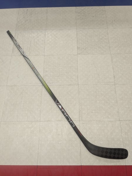 Junior Bauer Vapor Hyperlite 2 Hockey Stick, Right Hand, P88 Curve, 50 Flex, S23 (New)