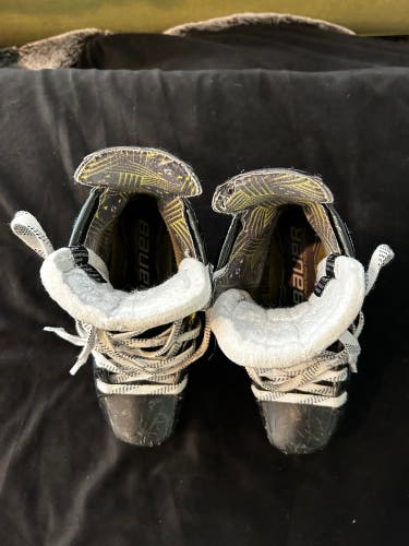 2024 Bauer Supreme M40 Hockey Skates Regular Width Size 2.5 (Used)