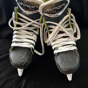 2023 Bauer Vapor X4 Hockey Skates Regular Width Size 2.5 (Used)