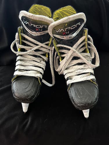 2023 Bauer Vapor X4 Hockey Skates Regular Width Size 2.5 (Used)