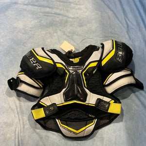 Medium Junior Bauer Supreme 2S Pro Shoulder Pads (Used)