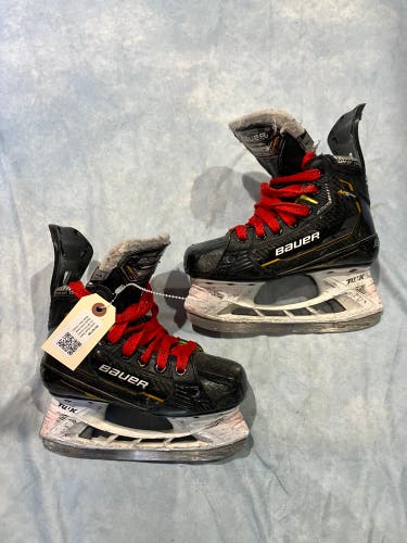 Junior Bauer Supreme M5 Pro Hockey Skates Extra Wide Width Size 1 (Used)