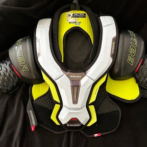Men's Small Junior Bauer Vapor Hyperlite Shoulder Pads (Used)