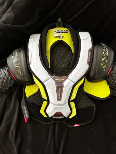 Men's Small Junior Bauer Vapor Hyperlite Shoulder Pads (Used)