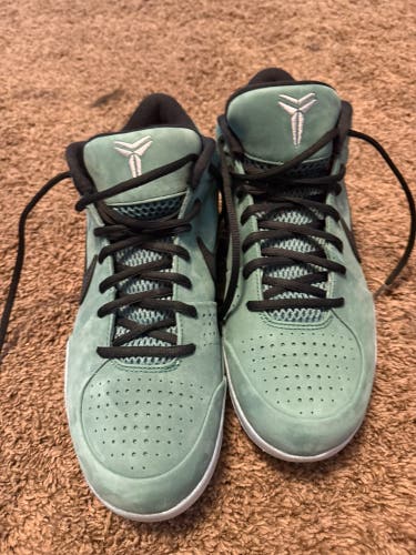 Kobe 4 girl dad Men's Size 10.0 (W 11.0) with box