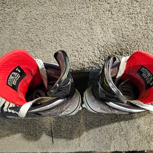 Bauer Vapor Hyperlite Hockey Skates 5 (Used)