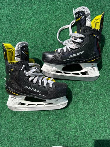Intermediate Bauer Supreme M4 Hockey Skates (Fit 1) Size 4.5 (Used)