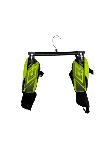 Used Umbro CERAMICA 2.0 Soccer Shin Guards Adult Neon Green MD 11692-S000140408