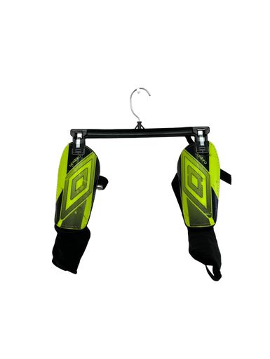 Used Umbro CERAMICA 2.0 Soccer Shin Guards Adult Neon Green MD 11692-S000140408