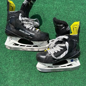 Intermediate Bauer Ignite Pro+ Hockey Skates (Fit 2) Size 4 (Used)