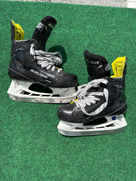 Intermediate Bauer Ignite Pro+ Hockey Skates (Fit 2) Size 4 (Used)