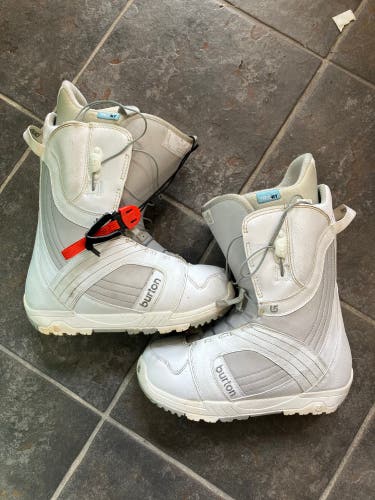 Burton Mint Snowboard Boots Women's Size 6.5  (Used)