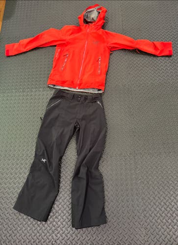 Black Men's Adult Small Arc'teryx Ski Pants (can be purchased with red/orange mat