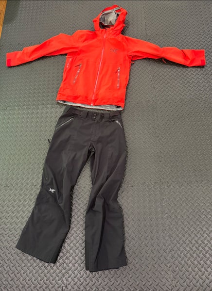 Black Men's Adult Small Arc'teryx Ski Pants (can be purchased with red/orange mat