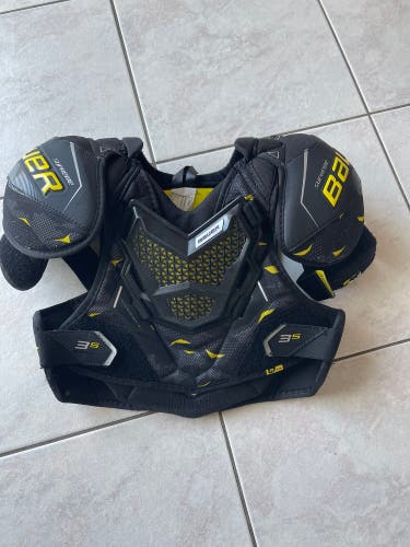 Men's Small Junior Bauer Supreme 3S Shoulder Pads (Used)