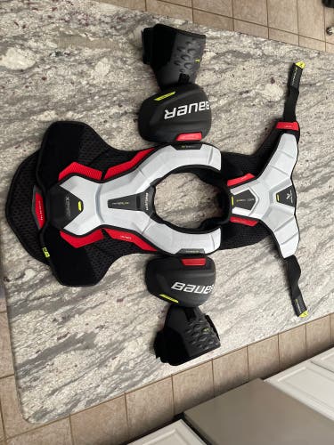 Men's Large Senior Bauer Vapor Hyperlite Shoulder Pads (Used)