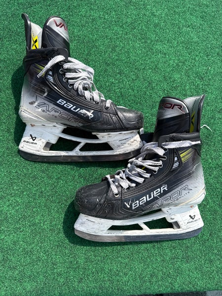 Intermediate Bauer Vapor Hyperlite 2 Hockey Skates (Fit 2) Size 6.5 (Used)