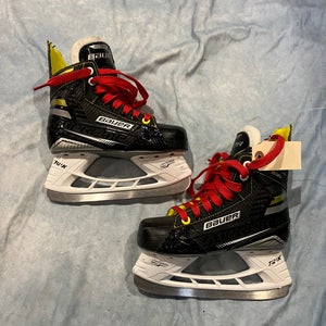 Junior Bauer Supreme S35 Hockey Skates Regular Width Size 1.5 (Used)