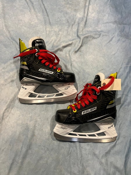 Junior Bauer Supreme S35 Hockey Skates Regular Width Size 1.5 (Used)